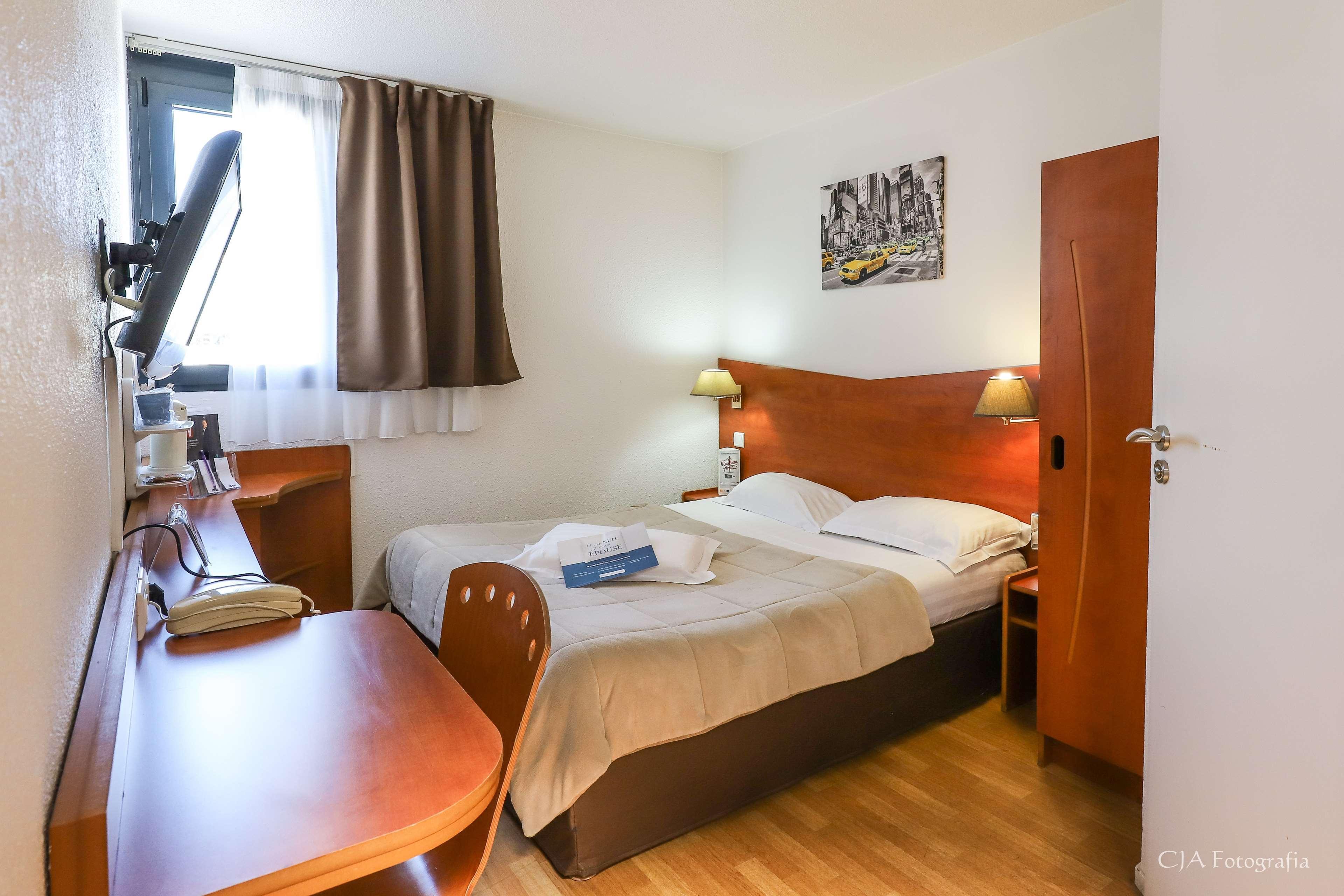 Hotel Restaurant Kyriad Brive Centre Bagian luar foto