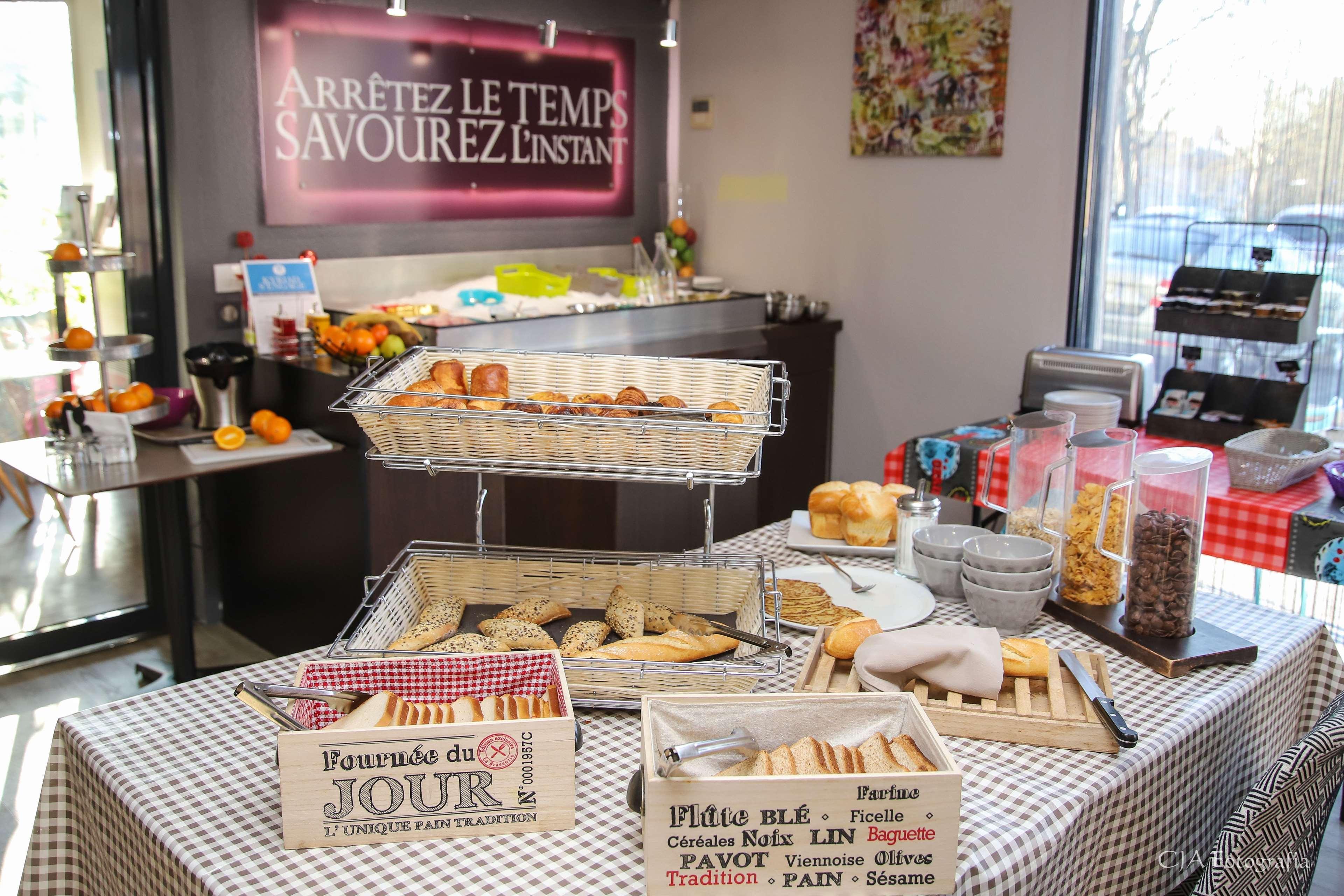 Hotel Restaurant Kyriad Brive Centre Bagian luar foto
